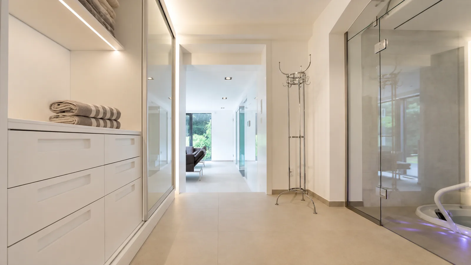 Wellnessbereich mit gläserner Dusche und Handtuchablage, Hartenfels