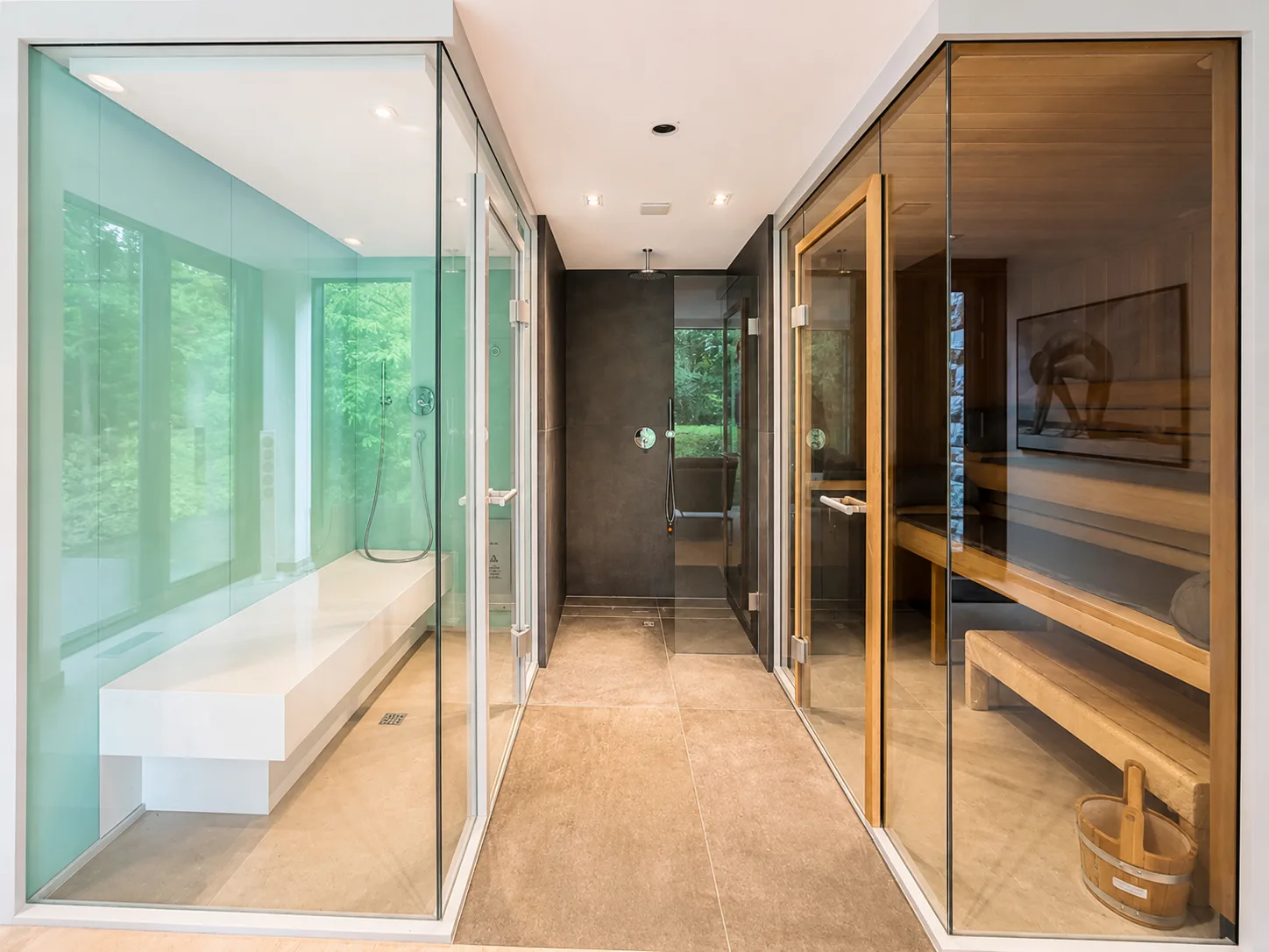 Wellnessgang mit gläsernem Dampfbad, Regendusche und hölzerner Sauna, Hartenfels