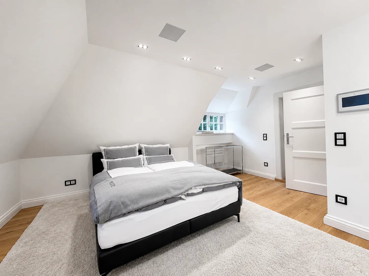Schlafzimmer unterm Dach mit Boxspringbett und Gaubenfenster, Hartenfels