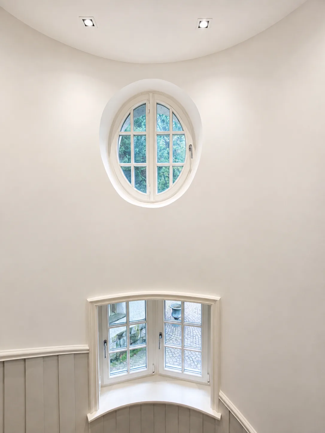 Treppenhausturm mit rundem Sprossenfenster und geschwungenem Erkerfenster, Hartenfels