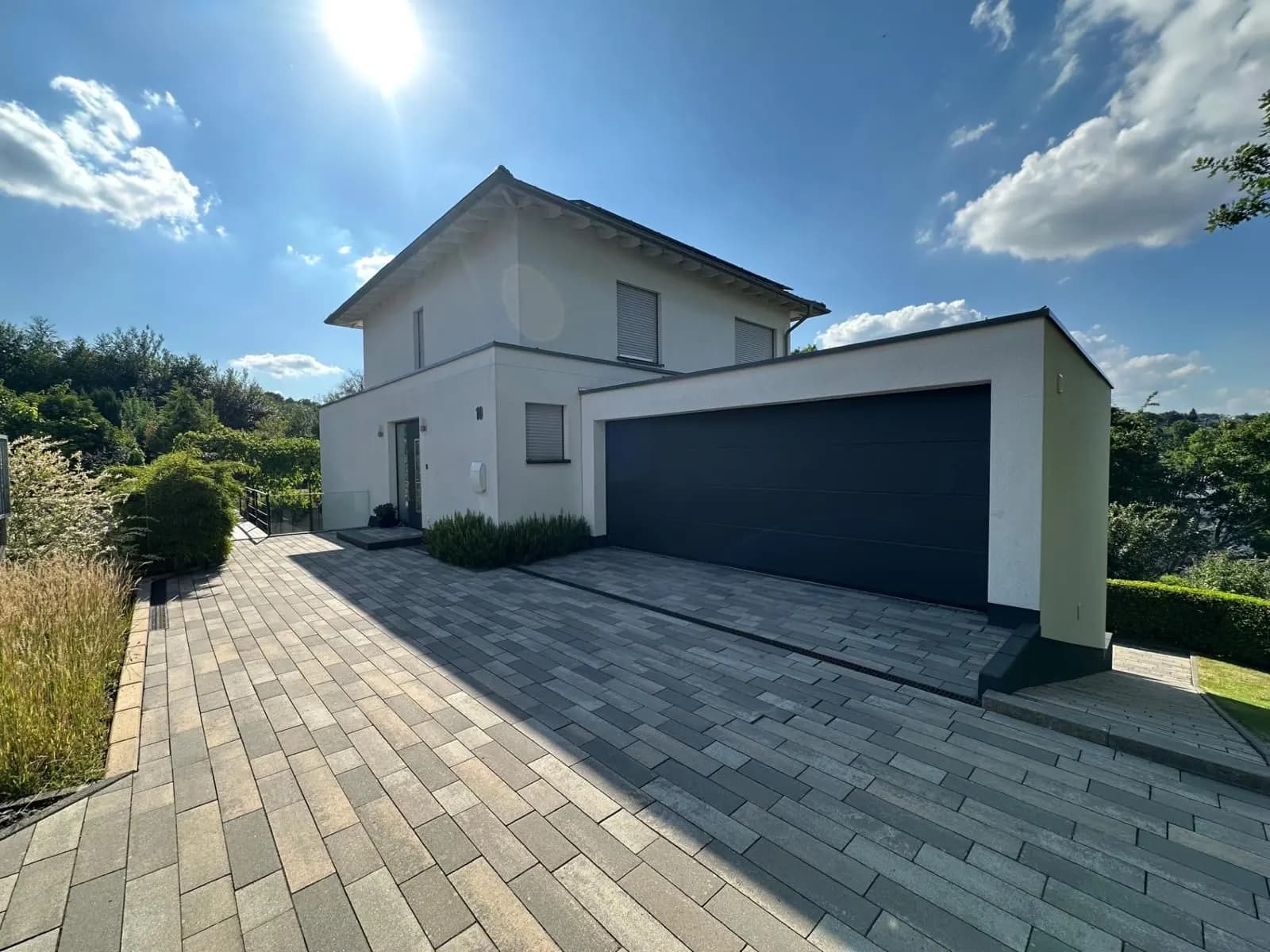 Garage und Einfahrt, Villa Bornheim
